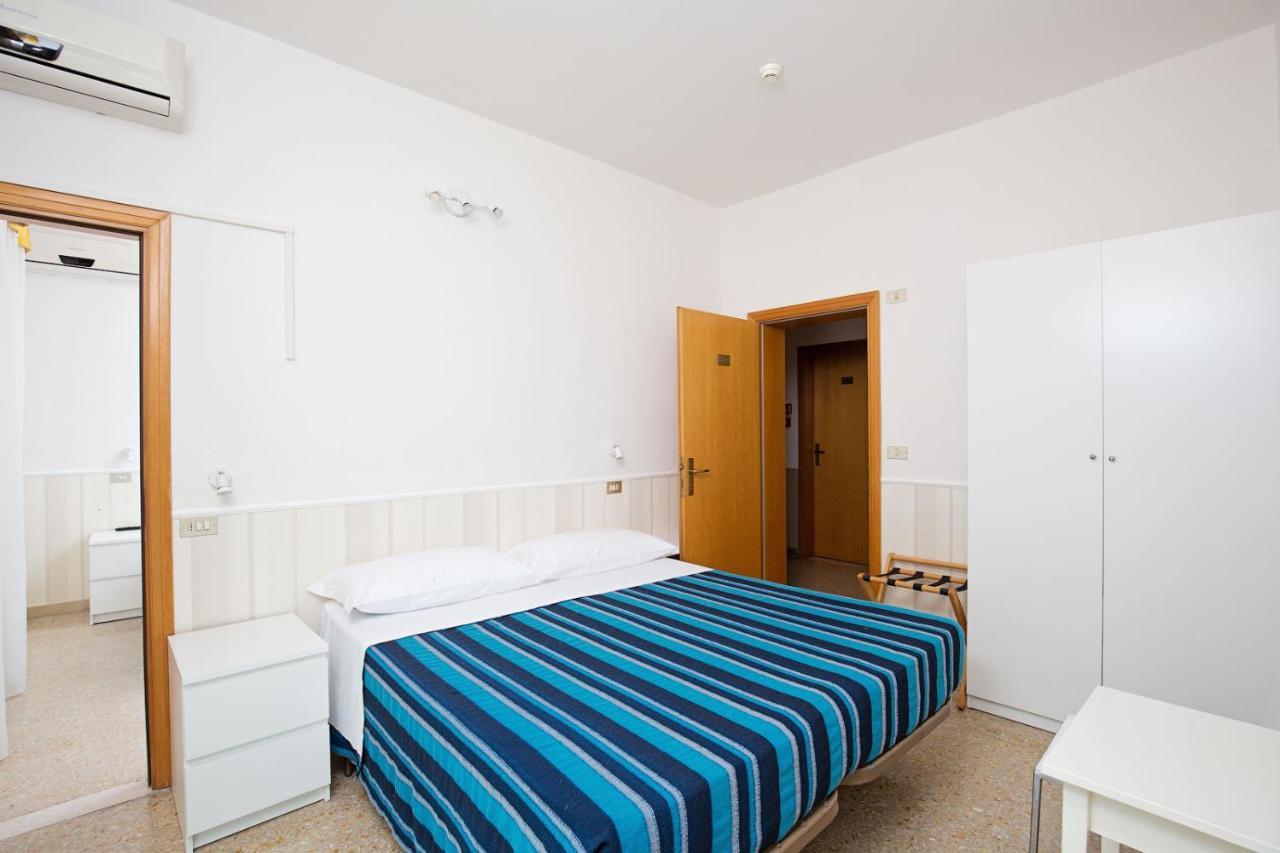 Hotel Helios Риччоне Екстер'єр фото